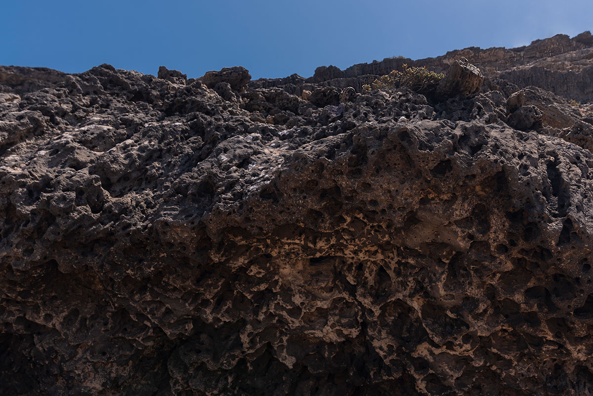 Čierne vulkanické skaly Kanarské Ostrovy